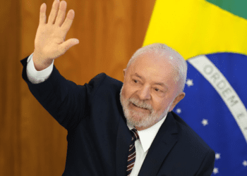 Lula comenzó su gira por China